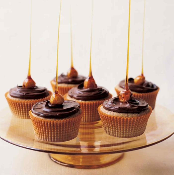 muffins-moelleux-caramel-and-chopped-nut-cupcakes-decoration-noisette-caramélisée