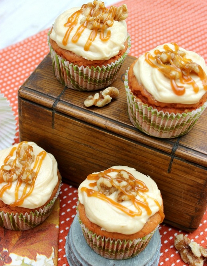 muffins-moelleux-caramel-and-chopped-nut-cupcakes-decoration-noix-topping-caramel