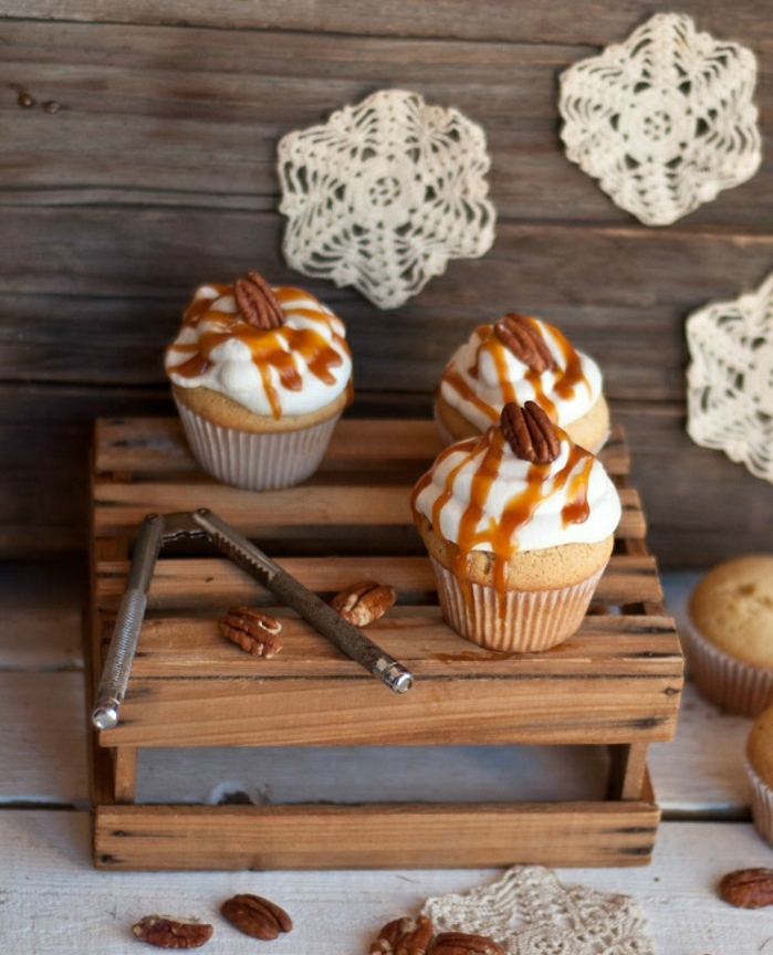 muffins-moelleux-caramel-and-chopped-nut-cupcakes-topping-caramel-creme-oeufs-sucre-en-poudre (2)