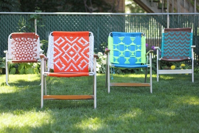 diy macramé, chaises de jardin en bois, décoration macramé multicolore, lumière du soleil