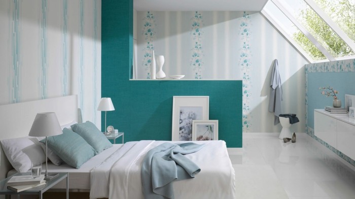deco chambre adulte bleu, lit blanc, lampes de chevet, table de chevet en verre, grande fenêtre plafond