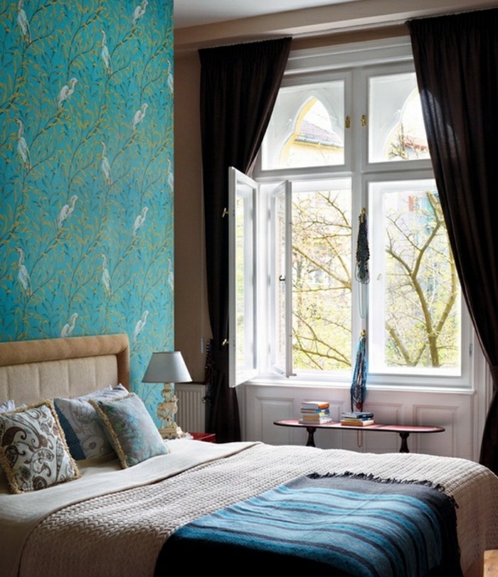 papier peint chambre, motifs oiseaux, rideaux foncés, grande fenêtre, lampe de chevet retro