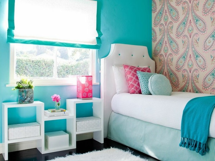 idée couleur chambre, parquet foncé, tapis fausse fourrure, coussins décoratifs turquoise