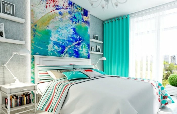 couleur chambre adulte, étagère murale, rideaux turquoise, peinture multicolore, murs gris