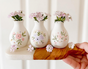 peinture sur vase personnalise motifs fleurs boquets planche bois et blanc