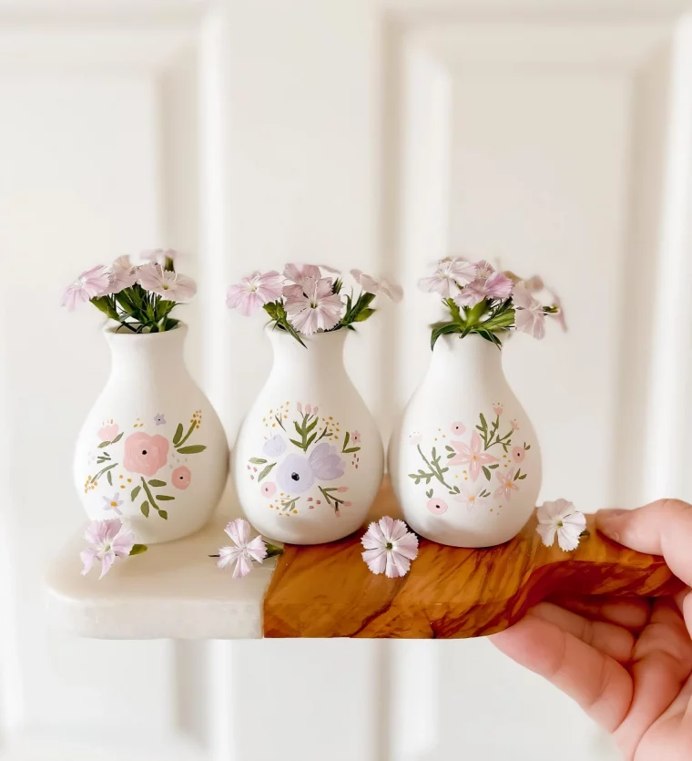 peinture sur vase personnalise motifs fleurs boquets planche bois et blanc