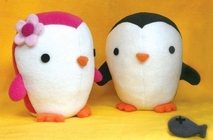 penguin-en-blanc-et-noir-et-penguin-male-et-penguin-rose-et-blanc-femelle-idée-doudou-fait-maison-animaux-peluche