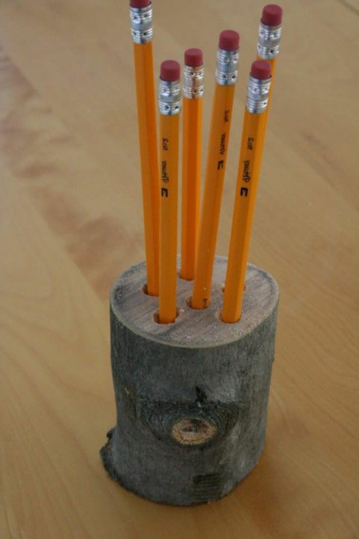 petit-buche-en-bois-transfotmée-en-un-pot-crayon-bois-diy-idée-comment-organiser-ses-crayons