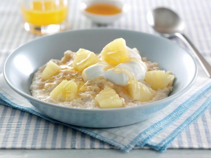 bouillie d avoine, porridge topping ananas, miel et yaourt naturel, idée detox, recette saine pour santé en fer