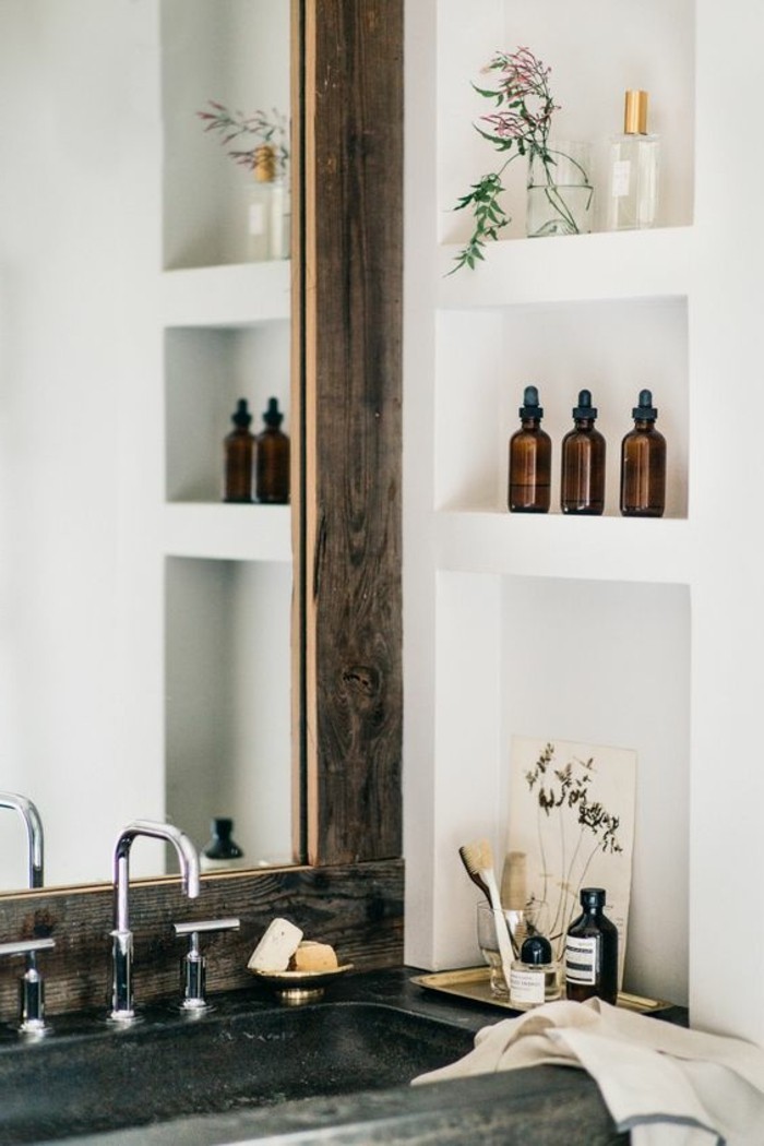 petit rangement mural, miroir de salle de bain, cadre en bois et étagère blanche 
