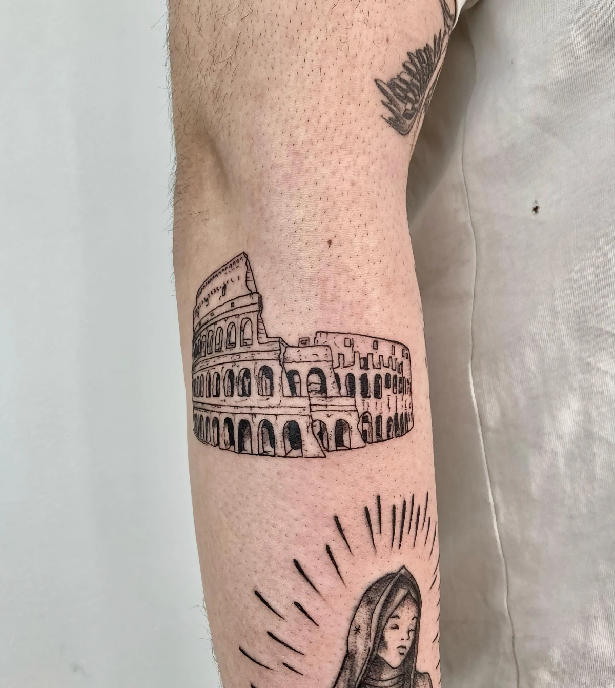 petit tatouage italie illustration colisee rome avant bras homme