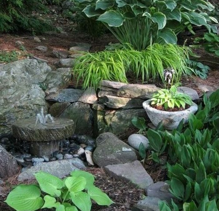 petite-fontaine-pierres-et-plantes-vertes-idée-d-amenagement-jardin-a-faire-soi-meme-un-espace-envahi-de-verdure