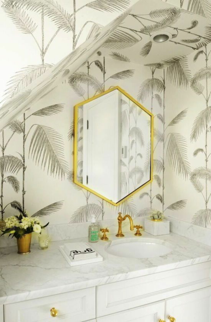 petite-salle-de-bains-déco-blanc-et-doré-papier-peint-palmier