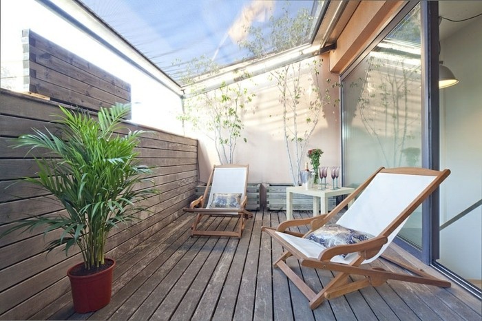 table basse blanche, chaises longues pliantes, plantes, tropezienne terrasse, amenagement terrasse coin repos