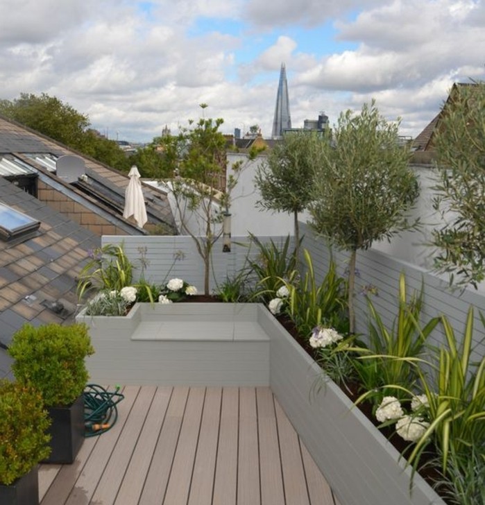 terrasse tropézienne composite, fleurie, arbres, fleurs blanches, vue sur les toits, idée amenagement terrasse végétation