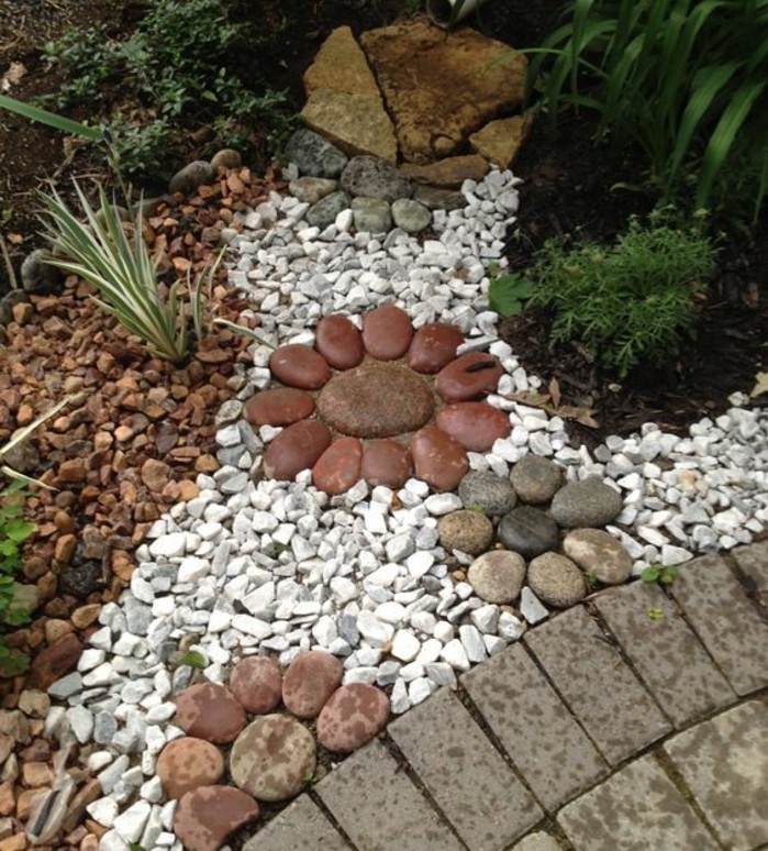 pierres-rangées-en-forme-de-fleurs-galets-et-arbustes-rocaille-jardin-a-faire-soi-meme