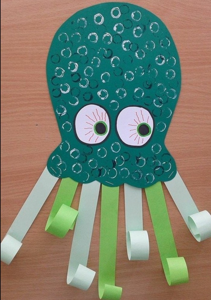 une pieuvre verte avec des tentacules vertes, et gros yeux, idée activité manuelle maternelle à réaliser soi meme