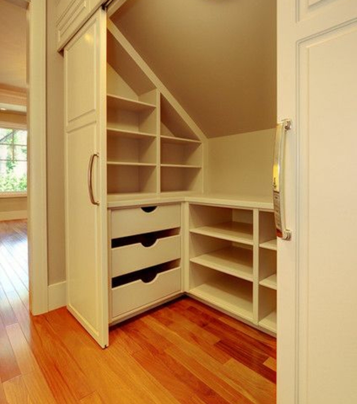 idée de meuble sous comble, portes coulissantes, étagères, tiroirs pour organiser ses vêtements et chaussures