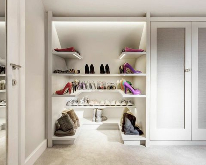 dressing sous pente, armoire sous pente blanc et espace ouverte de rangement chaussures sur étagères, éclairage LED