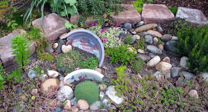 plantes-de-rocaille-vertes-pierres-et-gravier-idée-ameangement-jardin-avec-des-vases-en-terre-idée-coin-zen-esthétique