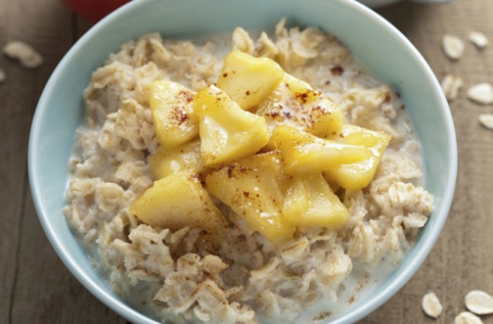idée comment préparer un porridge pomme cannelle, bouillie d'avoine bonne pour la santé, aliment riche en fibres