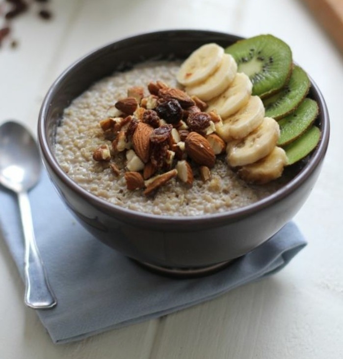 recette flacon d'avoine petit déjeuner, fruits séchés, rondelles de banane et de kiwi, idée de porridge repas équilibré