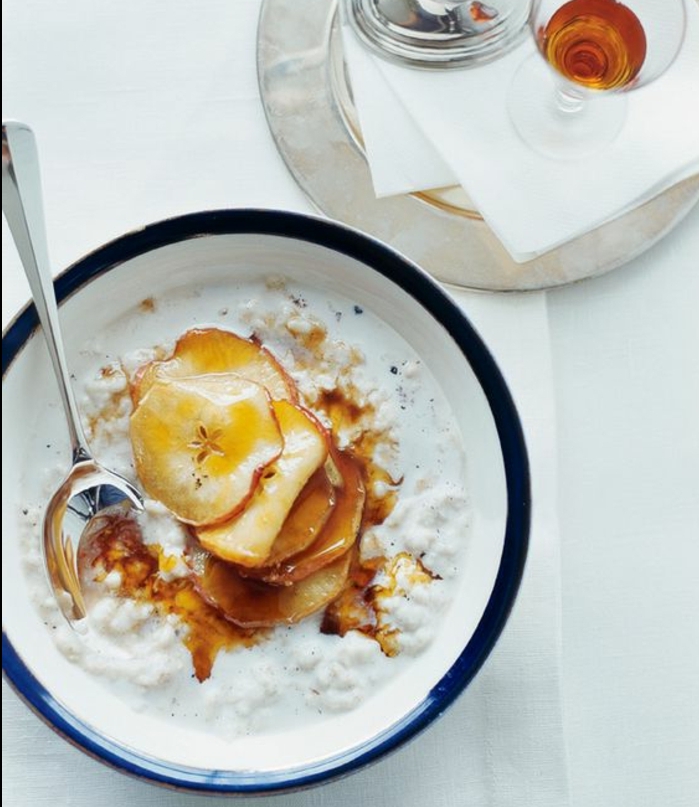 recette porridge à la vanille, rondelles de pomme caramélisées avec du miel, petit déjeuner minceur pour garder la ligne