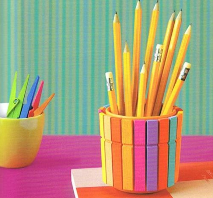 pot-a-crayon-de-pinces-a-linge-idée-de-pot-crayon-bois-colorée-créé-à-partir-de-materiaux-recyclés-rangement-crayons-noirs