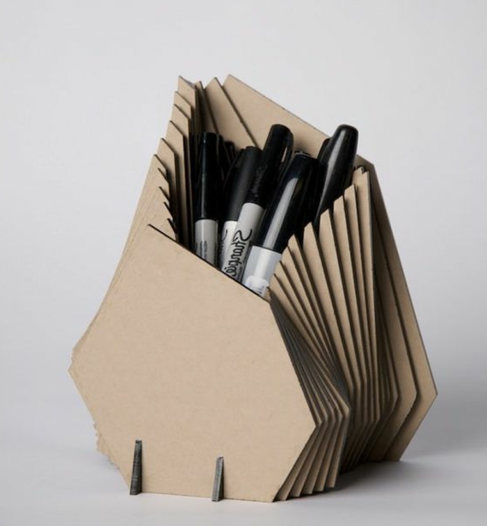 pot-a-crayon-en-pieces-de-carton-assemblés-un-rangement-original-idée-comment-organiser-les-fournitures-de-bureau