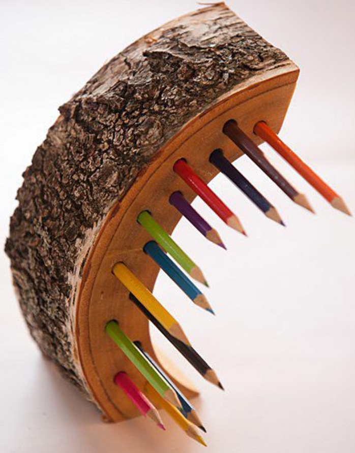 pot-crayon-bois-en-forme-de-lune-avec-des-trous-idée-de-rangement-pour-crayons-à-faire-soi-meme