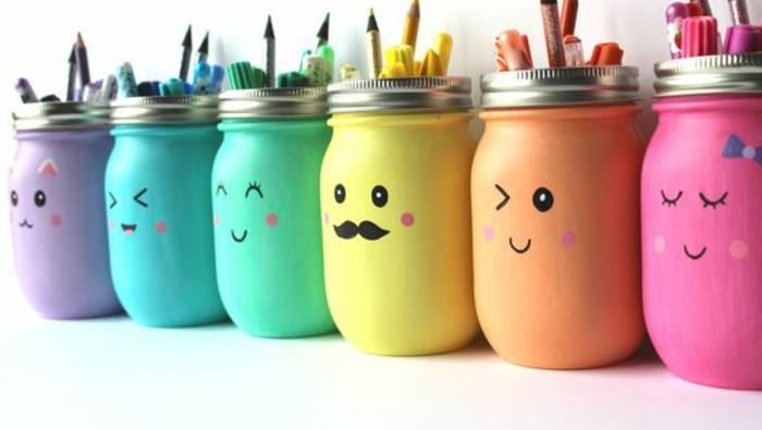 que-faire-avec-des-pots-en-verre-pot-a-crayon-en-verre-repeint-et-customisée-idée-organisateur-de-bureau-pour-enfants