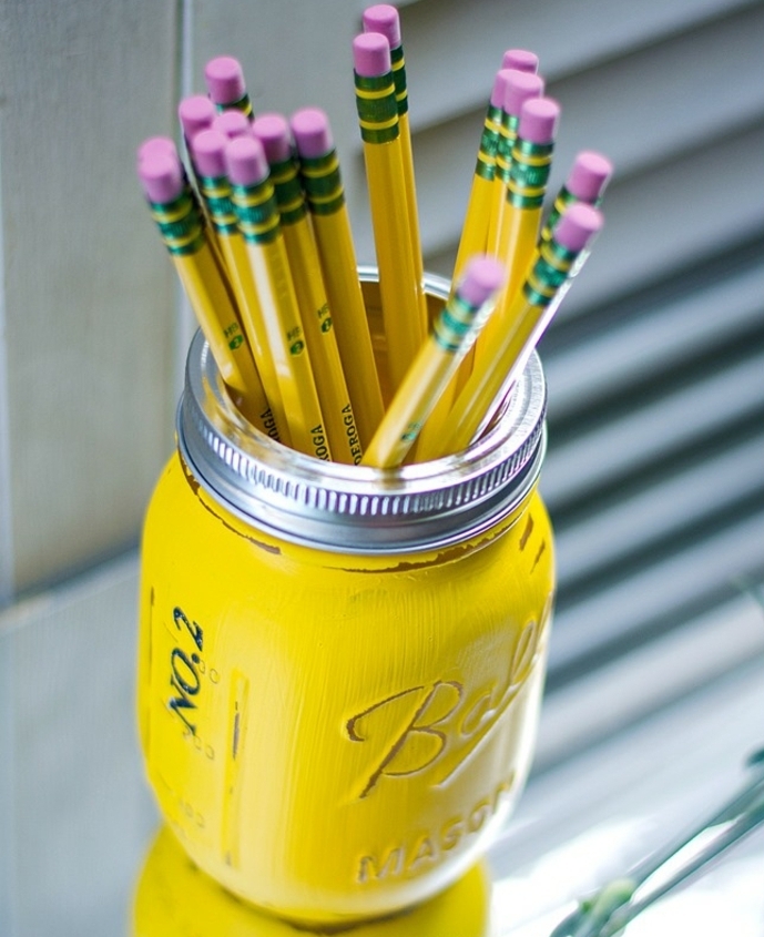 que-faire-avec-des-pots-en-verre-un-pot-repeint-en-jaune-et-transformé-en-pot-a-crayon-diy-activité-créative