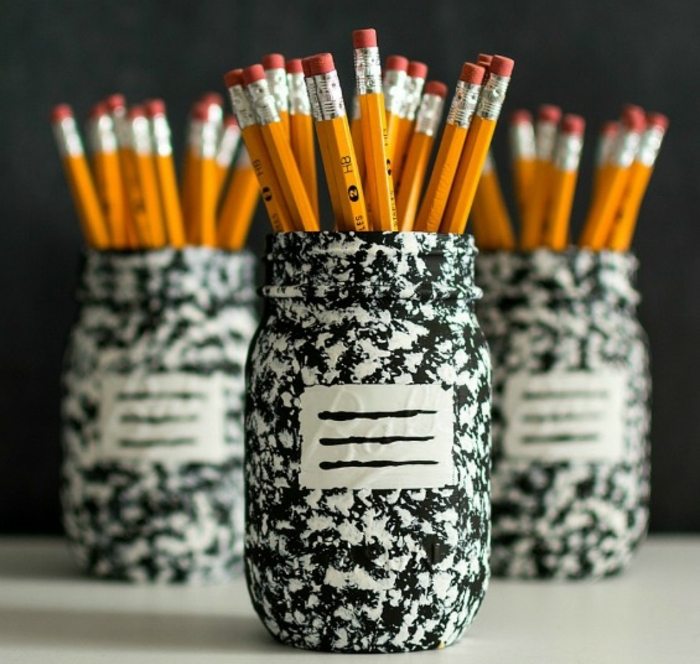 que-faire-avec-des-pots-en-verre-une-idee-de-pots-customisé-avec-du-papier-decopatch-fabriquer-un-pot-à-crayon