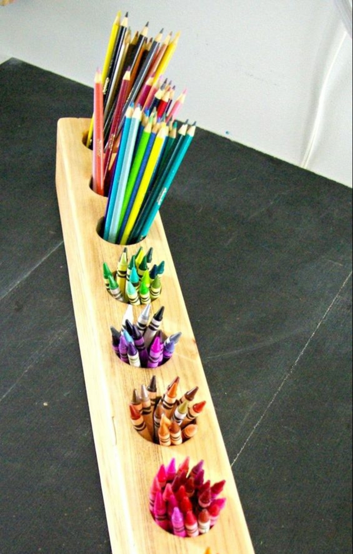 rangement-pour-pots-à-crayon-une-longue-piece-de-bois-avec-deifférents-compartiments-pour-les-différents-couleurs-idée-comment-faire-un-pot-à-crayon