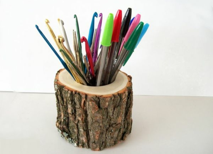 rangement-stylos-crayons-rustique-comment-faire-un-pot-a-crayon-soi-meme-trou-dans-un-buche-de-bois