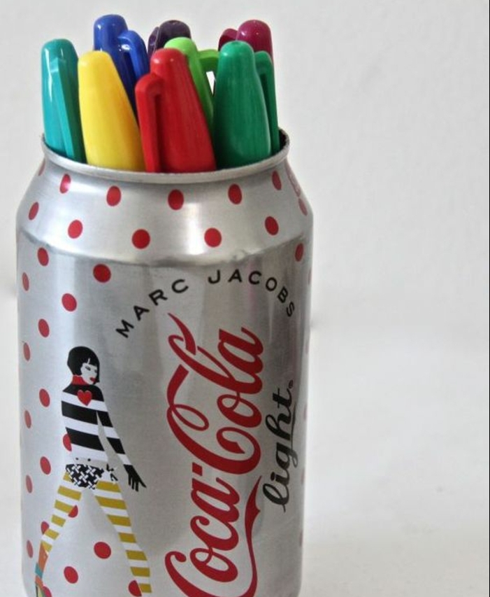 ranger-des-stylos-de-couleurs-diverses-dans-des-cannettes-de-coca-cola-idée-facile-pour-fabriquer-un-pot-à-crayon