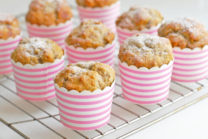 recette-cupcake-américain-banana-muffins-caissette-papier-rose-et-blanc-grille