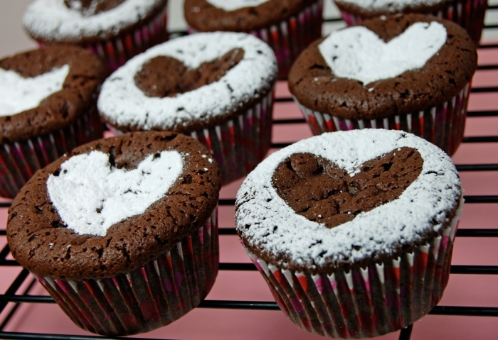 recette-de-muffins-au-chocolat-décoration-coeur-en-sucre-en-poudre