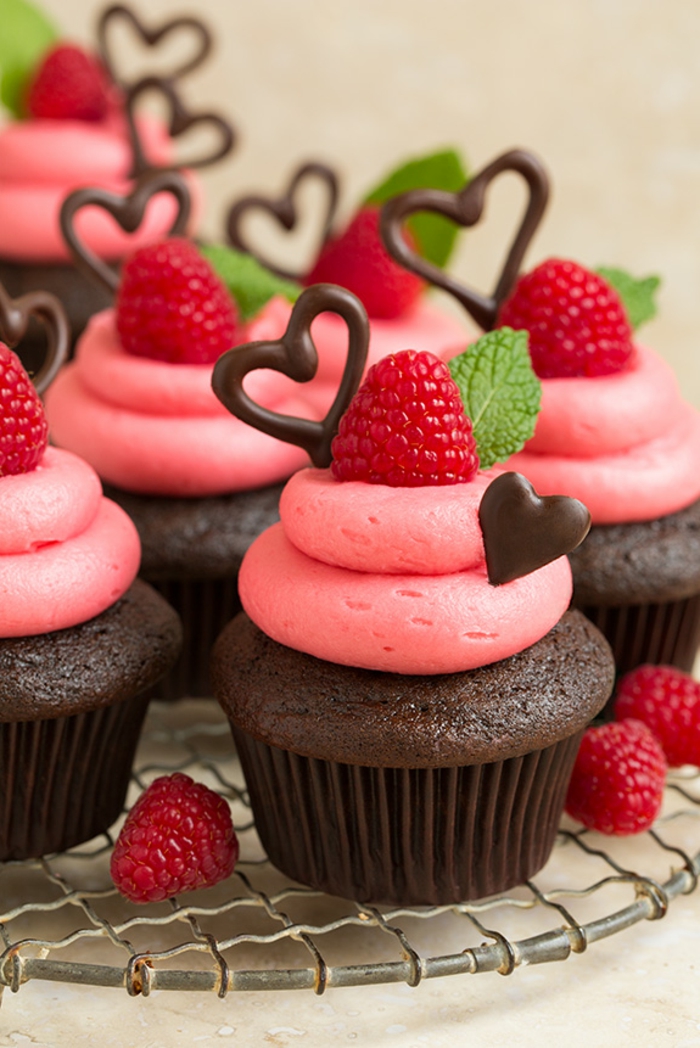 recette-de-muffins-base-chocolat-creme-rose-decoration-chocolat-et-framboise-mynth