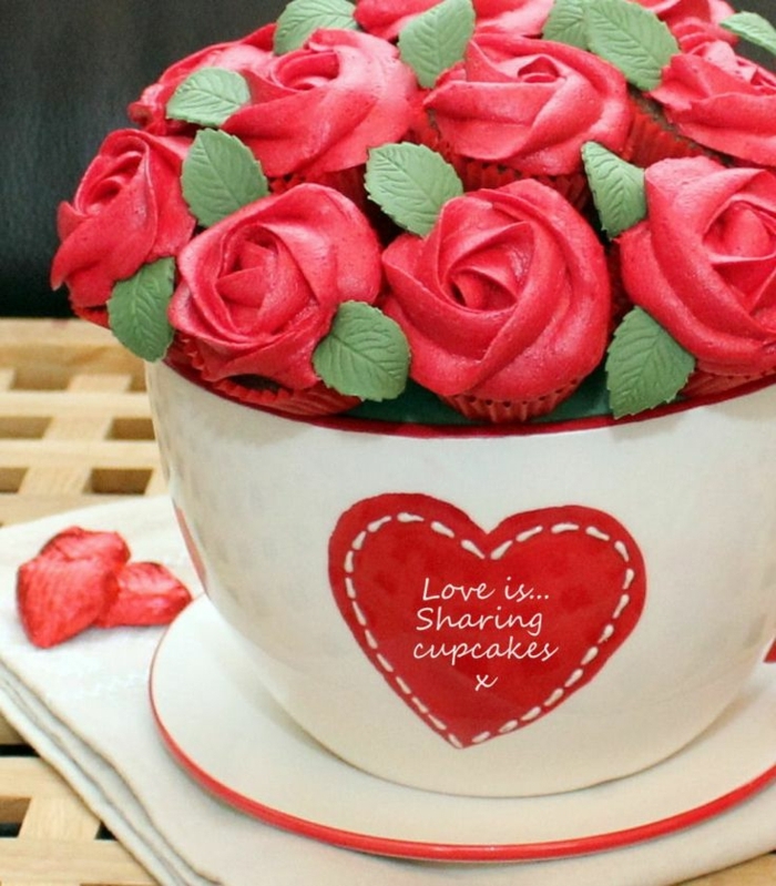 recette-de-muffins-bouquet-de-cupcakes-à-decoration-roses-suprise-rouge