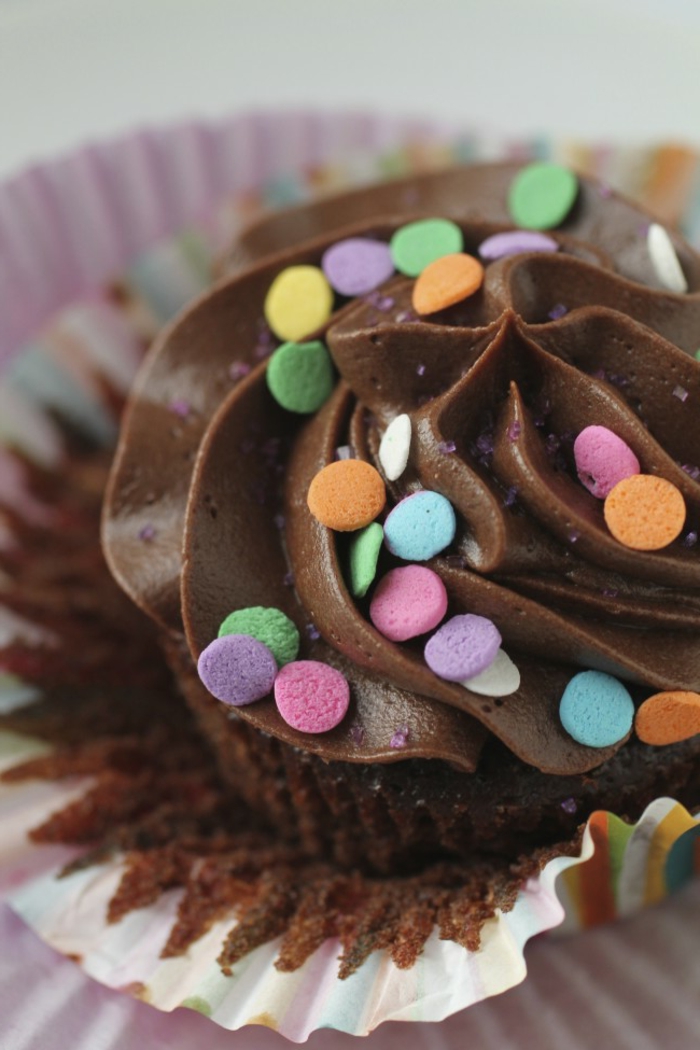 recette-muffin-chocolat-decoration-creme-multicolore-extrait-de-rhum