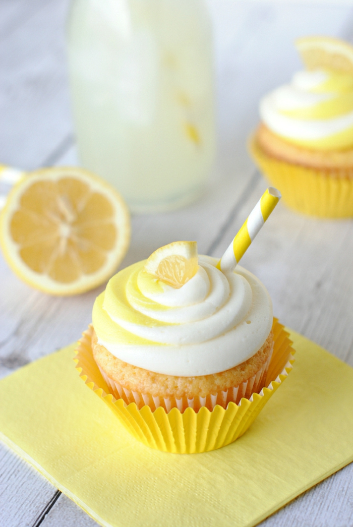 recette-muffins-au-citron-glaçage-creme-jaune-decoration-tranche-de-citron