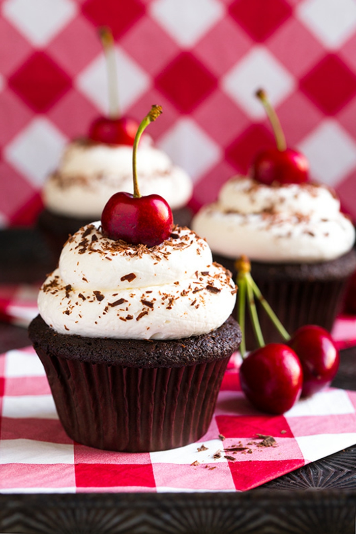 recette-muffins-base-chocolat-creme-chocolat-râpé-decoration-cerises-serviette-rouge-et-blanc