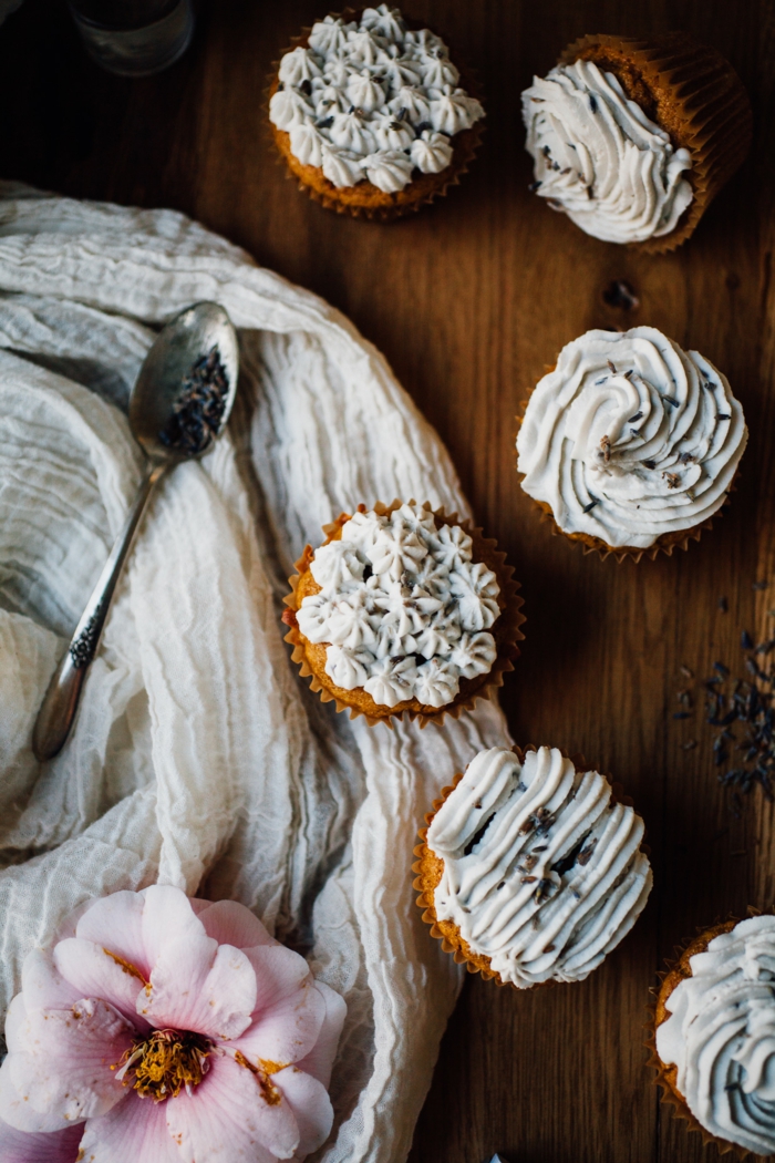 recette-muffins-citron-et-vanille-decoration-petite-fleurs-en-creme-oeufs-et-sucre