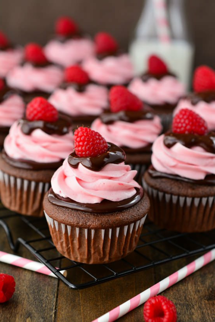 recette-muffins-creme-colorisant-alimentaire-rose-topping-chocolat-framboises