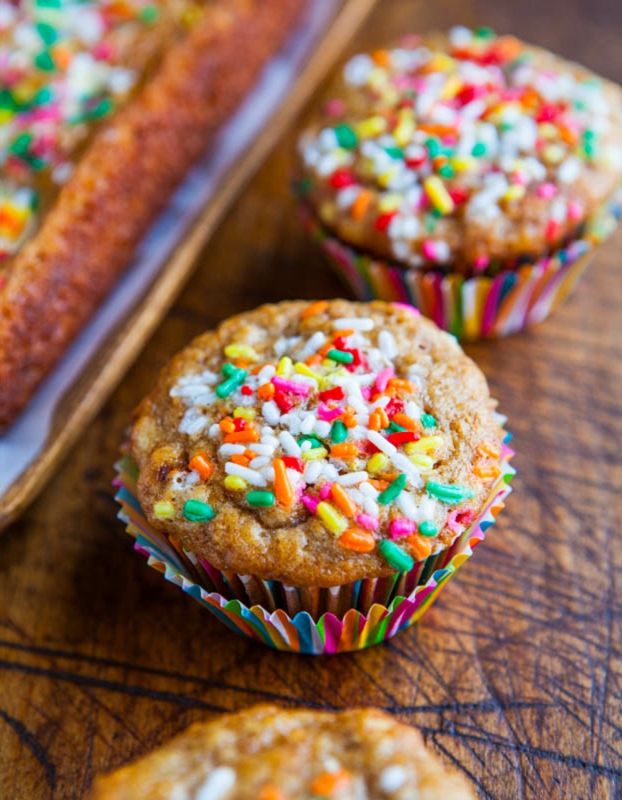 recette-muffins-pâte-en-citron-et-vanille-decoration-colorée-caissette-papier-multicolore
