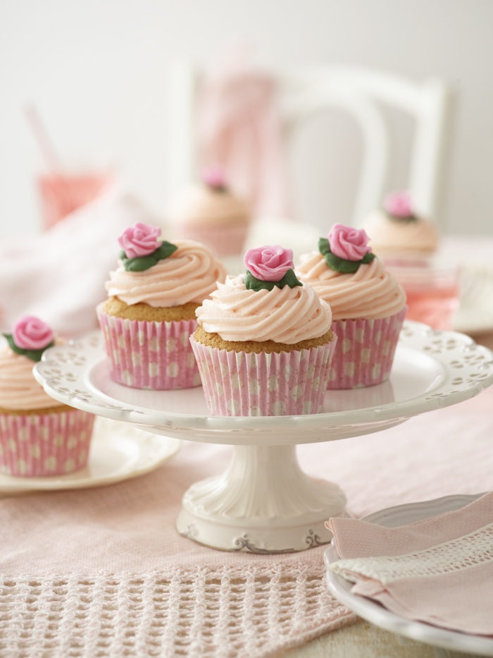 recette-muffins-style-vintage-caissettes-papier-rose-creme-decoration