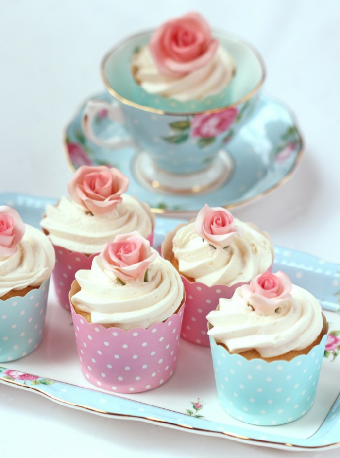 recette-muffins-style-vintage-decoration-motifs-rose-creme-caissettes-papier-bleu-et-rose