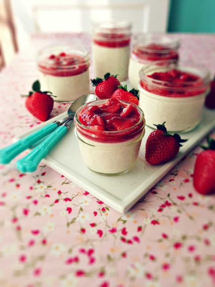 recette-panna-cotta-facile-crème-à-la-vanille-et-aux-fraises