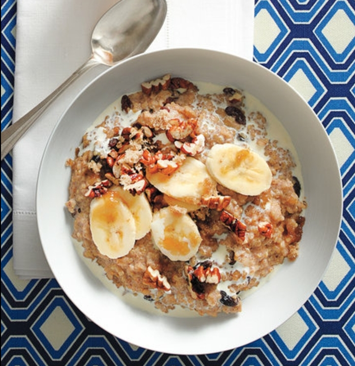 porridge recette, une bouillie d'avoine mélange d'avoine et quinoa, banane, cannelle, sucre, noix, repas sain